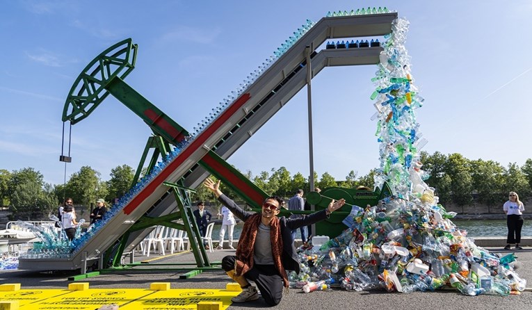 Greenpeace u Parizu predstavio umjetničko djelo koje podsjeća na zagađenje plastikom