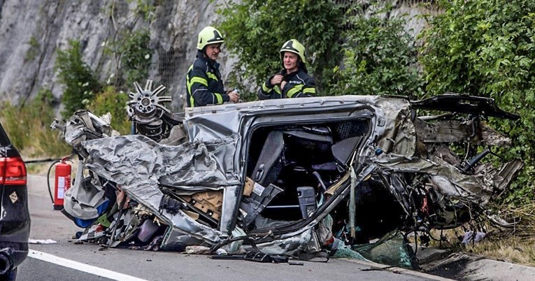 VIDEO U nesreći na A1 kod Ogulina poginuo vozač (20), auto je potpuno smrskan