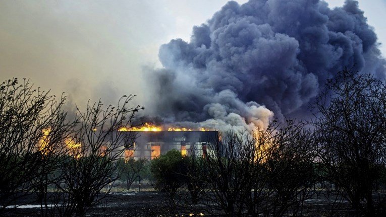 Još traje borba s požarima u Grčkoj. Na Krfu slabi, buknuo novi kod Atene