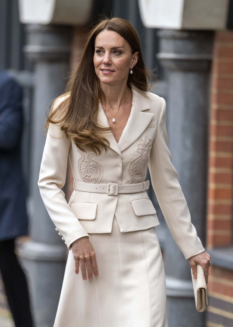 Omiljena ogrlica Kate Middleton sada je na velikom sniženju