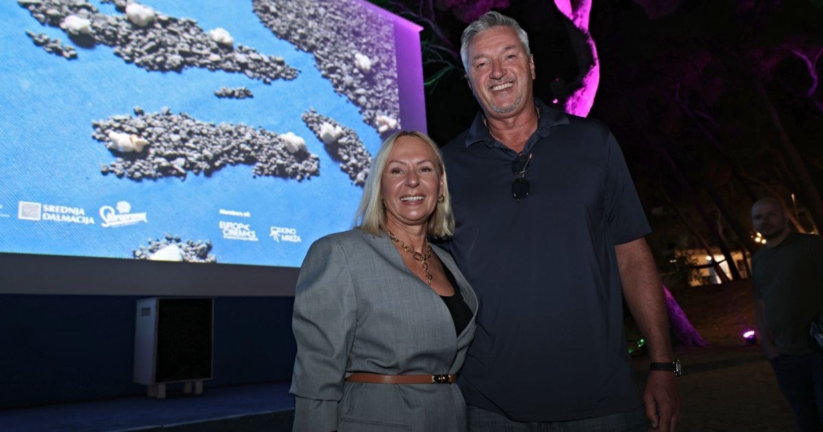 Toni Kukoč snimljen u izlasku u Splitu sa suprugom Renatom