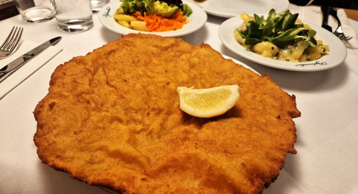 Probali smo najpoznatiju bečku šniclu u Beču zbog koje ljudi stoje u redovima