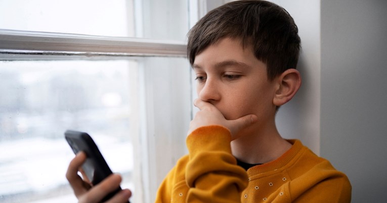 Odgodite kupnju pametnog telefona djetetu što je duže moguće, poručuju stručnjaci