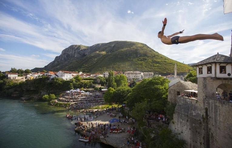 Održani 454. tradicionalni skokovi sa Starog mosta u Mostaru, pogledajte fotografije