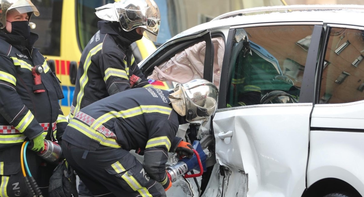 U Ilici se sudarila tri auta, vatrogasci izvlačili jednu osobu