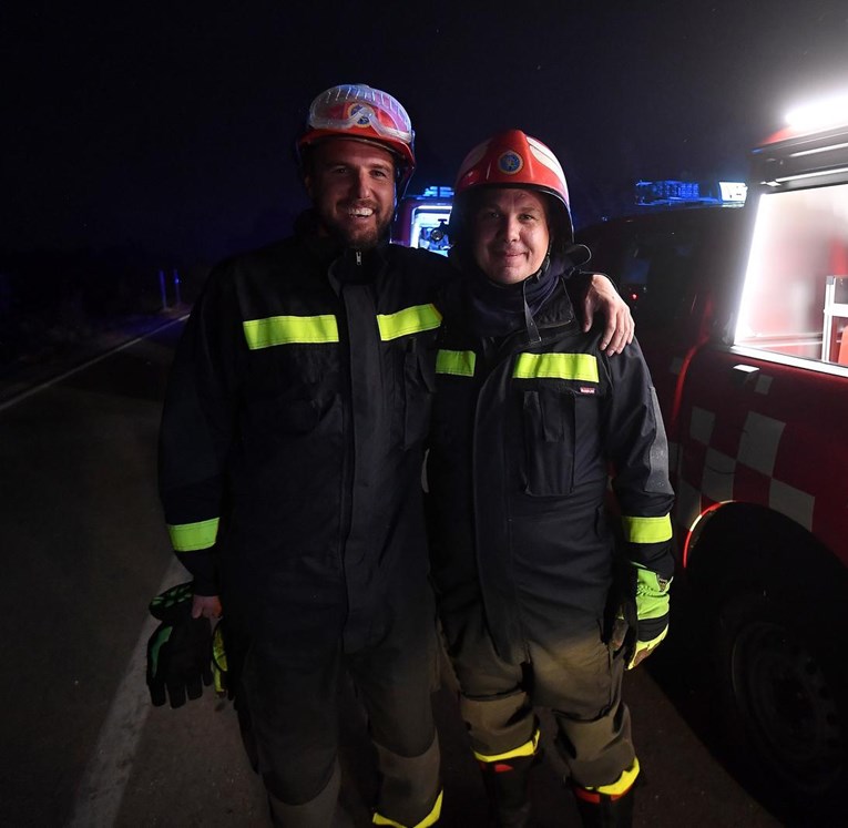 FOTO Ovo su heroji, nakon gašenja požara legli umorni na cestu