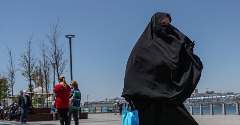 Sve jača rasprava o nošenju hidžaba u Turskoj. Erdogan predlaže referendum