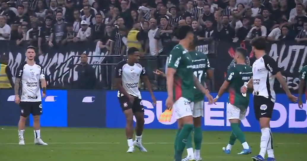 VIDEO Češao međunožje pa dobio crveni karton nakon pregleda VAR-a