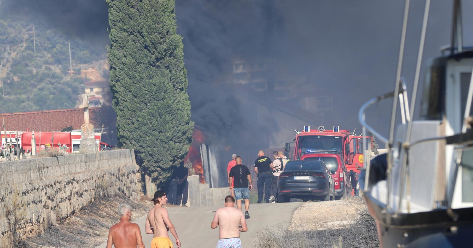 Vatrogasci cijelu noć sanirali požarište kod Vinišća, nastavili i jutros