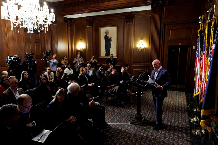 Senator upozoravao vojnike da ne moraju slijediti nezakonite naredbe. Kažnjen je