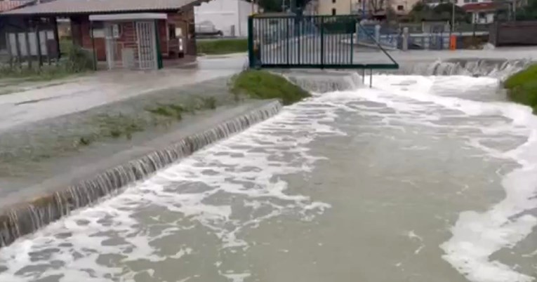 Nevrijeme u Sloveniji pomicalo automobile. Poplavljeni stanovi, lokali...