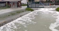 Nevrijeme u Sloveniji pomicalo automobile. Poplavljeni stanovi, lokali...