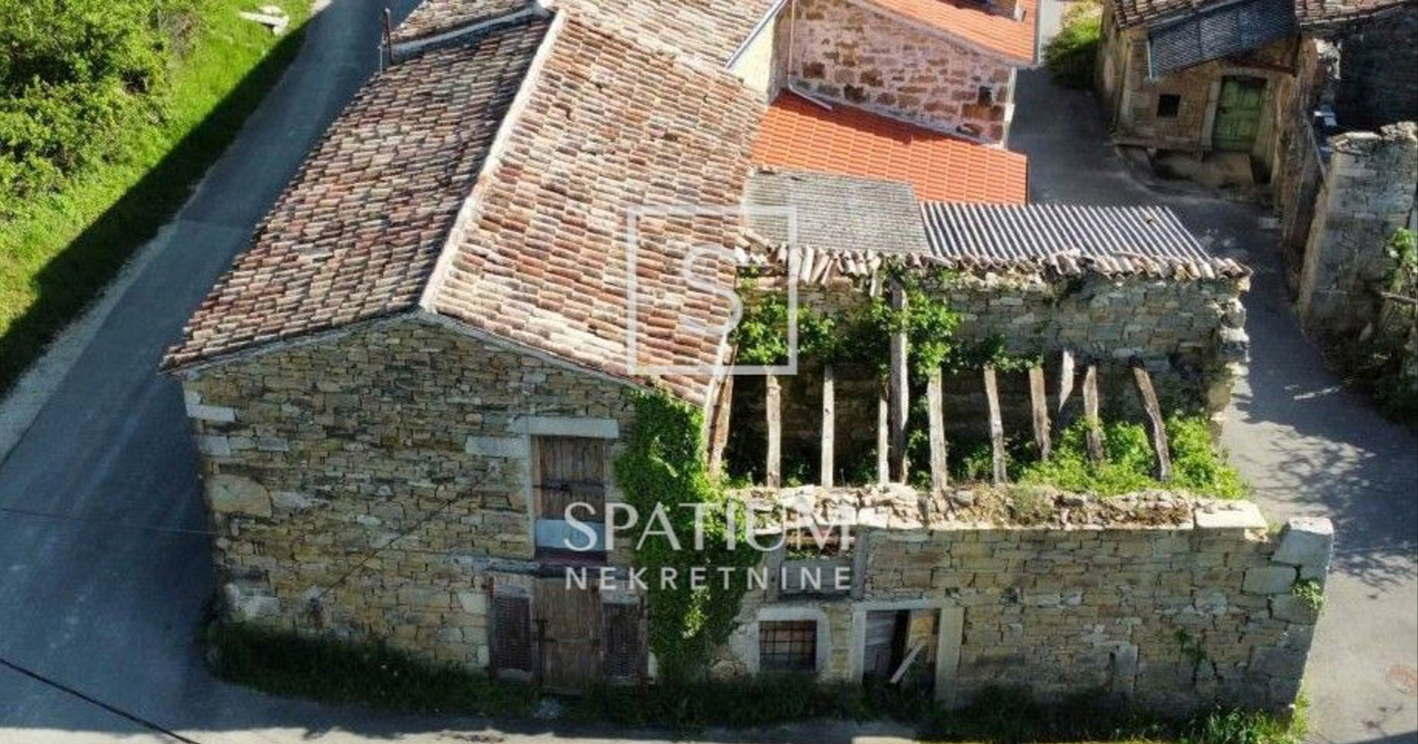 Oglasi: Kamena kuća za obnovu u Istri s pogledom na jezero prodaje se za 42.000 €