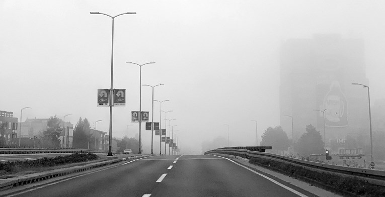Ceste su mokre i skliske, magla smanjuje vidljivost u unutrašnjosti