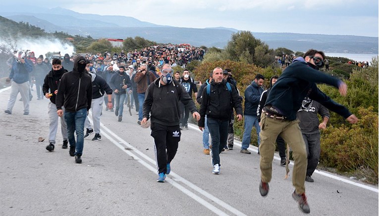 Prosvjedi na grčkim otocima zbog gradnje centara za migrante, deseci ozlijeđenih