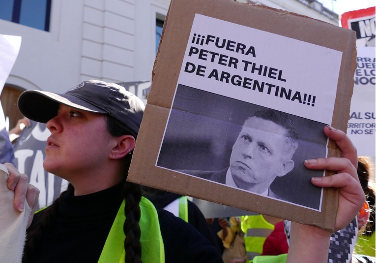 Moćni milijarder se preselio u Argentinu, vlada mijenja zakone. Građani prosvjeduju