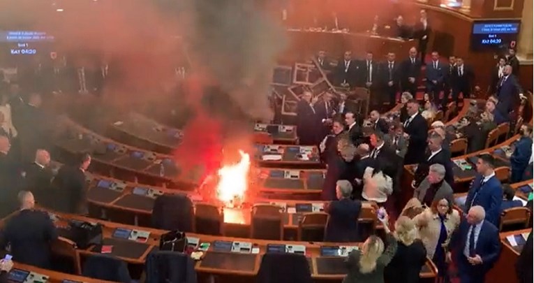 VIDEO U albanskom parlamentu barikade i dimne bombe, izbio požar