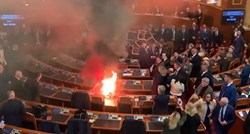 VIDEO Zastupnici u albanskom parlamentu aktivirali dimne bombe, izbio požar