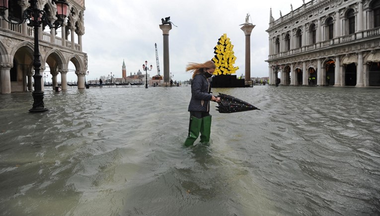 VIDEO Venecija pod vodom. Veliki plimni val tek stiže: "Bit će metar i pol"