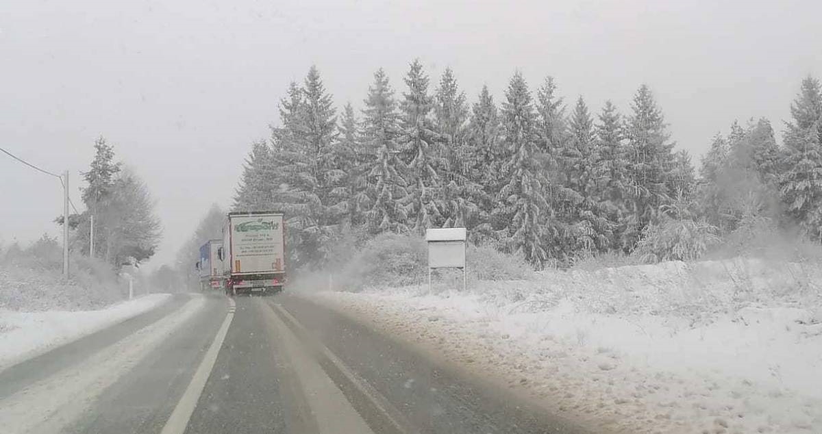 Snijeg u Lici, orkanska bura uz obalu. Sveti Rok zatvoren za sav promet