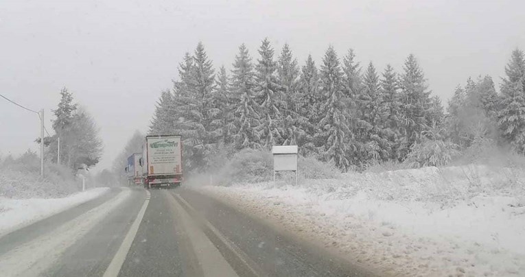 Vozači, oprez, pada snijeg i ceste su skliske. Na autocesti A7 uočen predmet