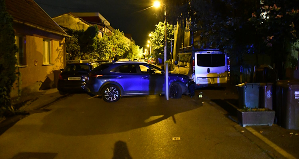 U Zagrebu se pijan zabio u četiri parkirana auta i skelu