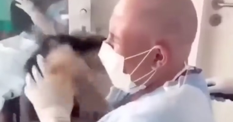 Žena se nakon 40 dana kemoterapije susrela sa svojim psićem. Snimka je dirljiva