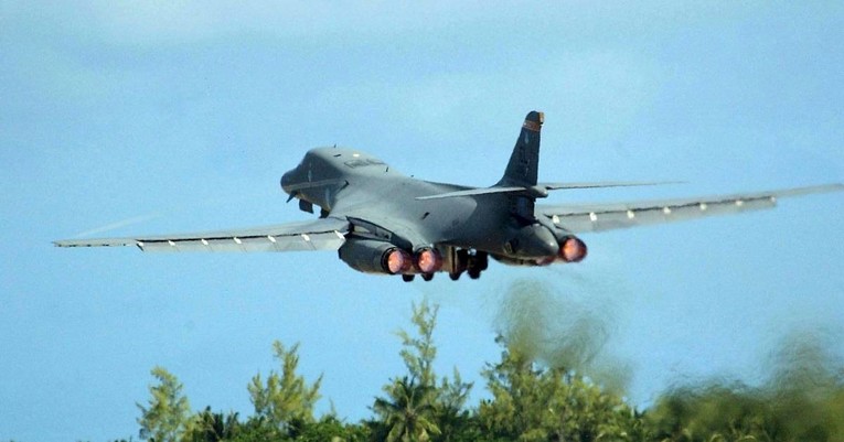 U Americi se srušio "nevidljivi" bombarder, posada se katapultirala
