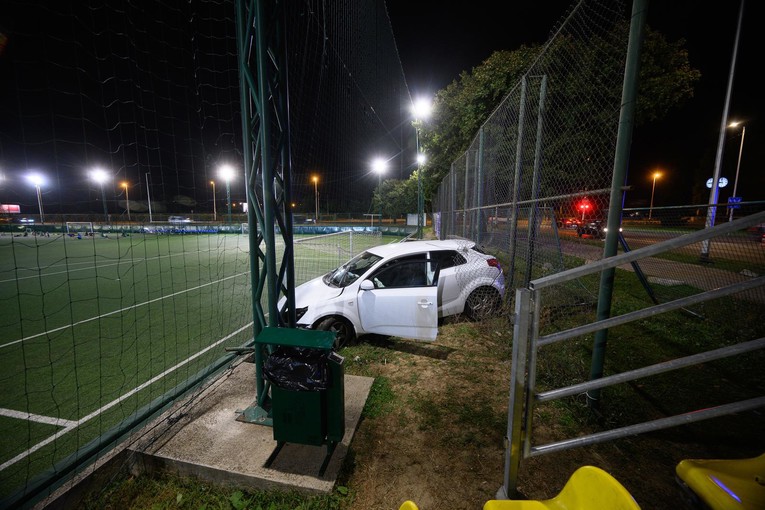 Autom uletio na stadion u Gajnicama dok su djeca igrala. Završio u istražnom zatvoru