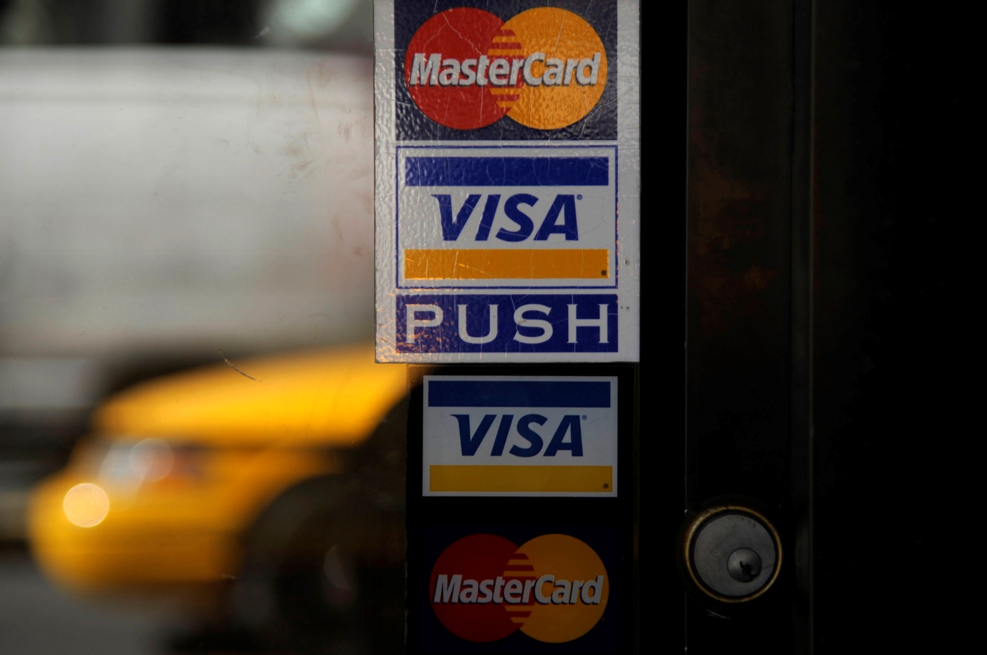 Europa je ovisna o američkim karticama. Jednim potezom SAD ih može ugasiti