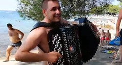 VIDEO Bosanac zasvirao harmoniku na hrvatskoj plaži i napravio raspašoj