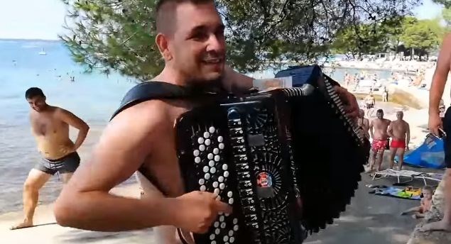 VIDEO Bosanac zasvirao harmoniku na hrvatskoj plaži i napravio raspašoj