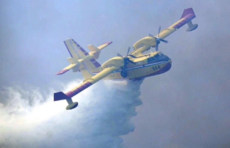 Gori kod Trogira, vatru gase kanader i helikopter