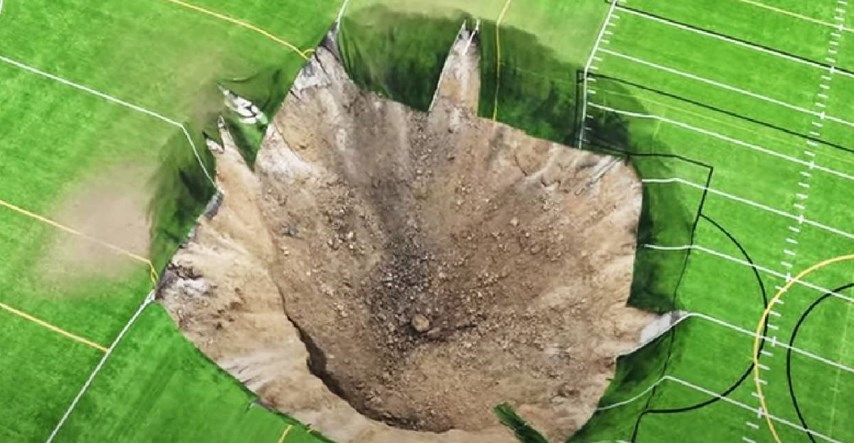 VIDEO Ogromna rupa nastala na nogometnom terenu u SAD-u. Progutala rasvjetu