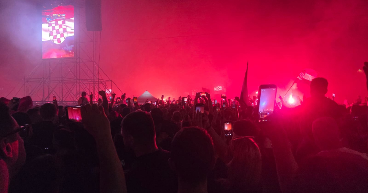 Thompson koncert u Vukovaru započeo pjesmom "Ustani iz sjene", odmah krenula bakljada