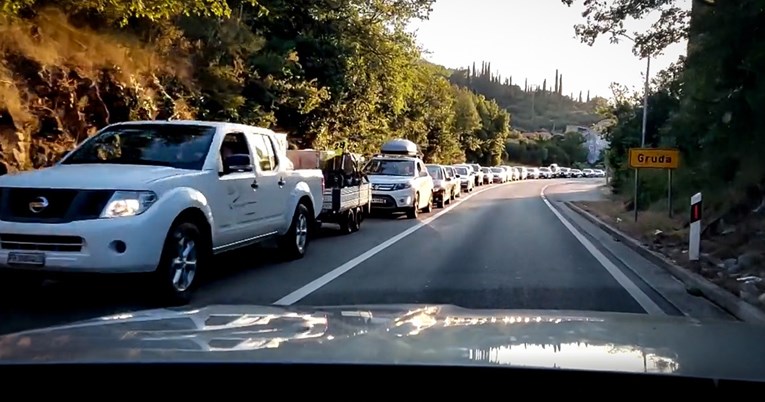 Na ovoj granici se čeka po šest sati. "Pod opsadom smo. Ljudi se tuku, bit će i gore"