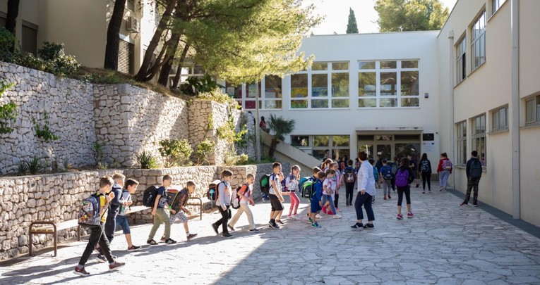 Stručnjaci tvrde: Veće su šanse da se djeca zaraze doma nego u školi
