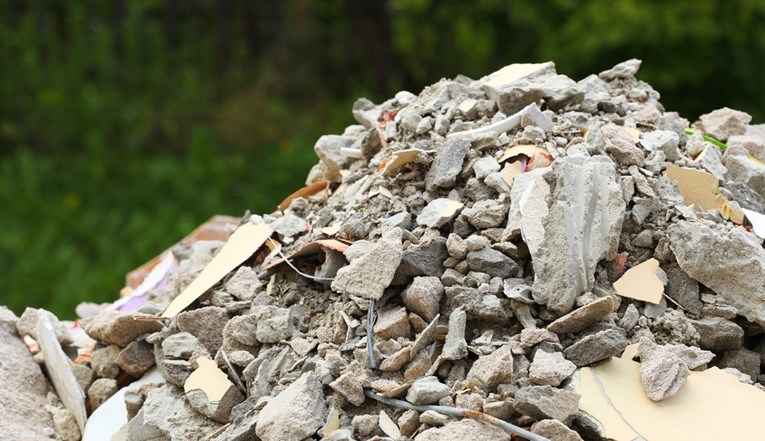 Tri osobe prijavljene zbog nedopuštenog istovara građevinskog otpada kod Rijeke
