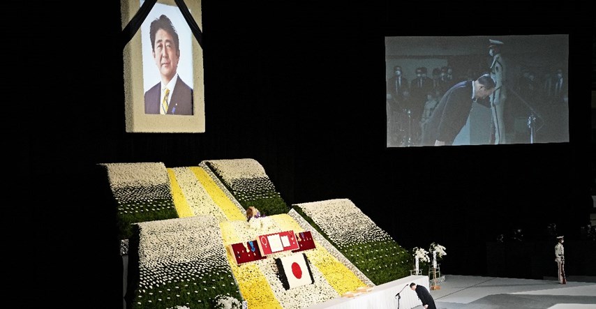 Japan se oprostio od Abea na državnom sprovodu uz cvijeće i paljbu topova