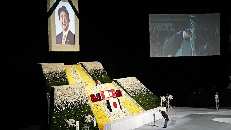 Japan se oprostio od Abea na državnom sprovodu uz cvijeće i paljbu topova