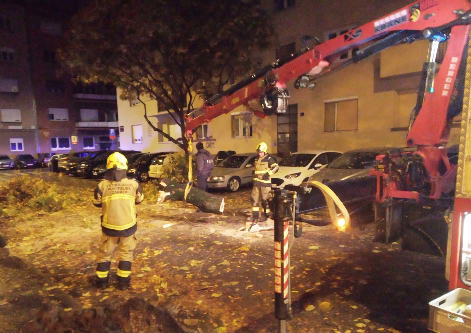 Zagrebački vatrogasci noćas imali pune ruke posla zbog jakog vjetra u Zagrebu