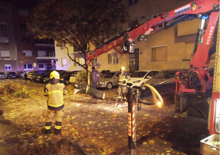 Zagrebački vatrogasci cijelu noć uklanjali stabla, lim i ograde, iščupao ih vjetar