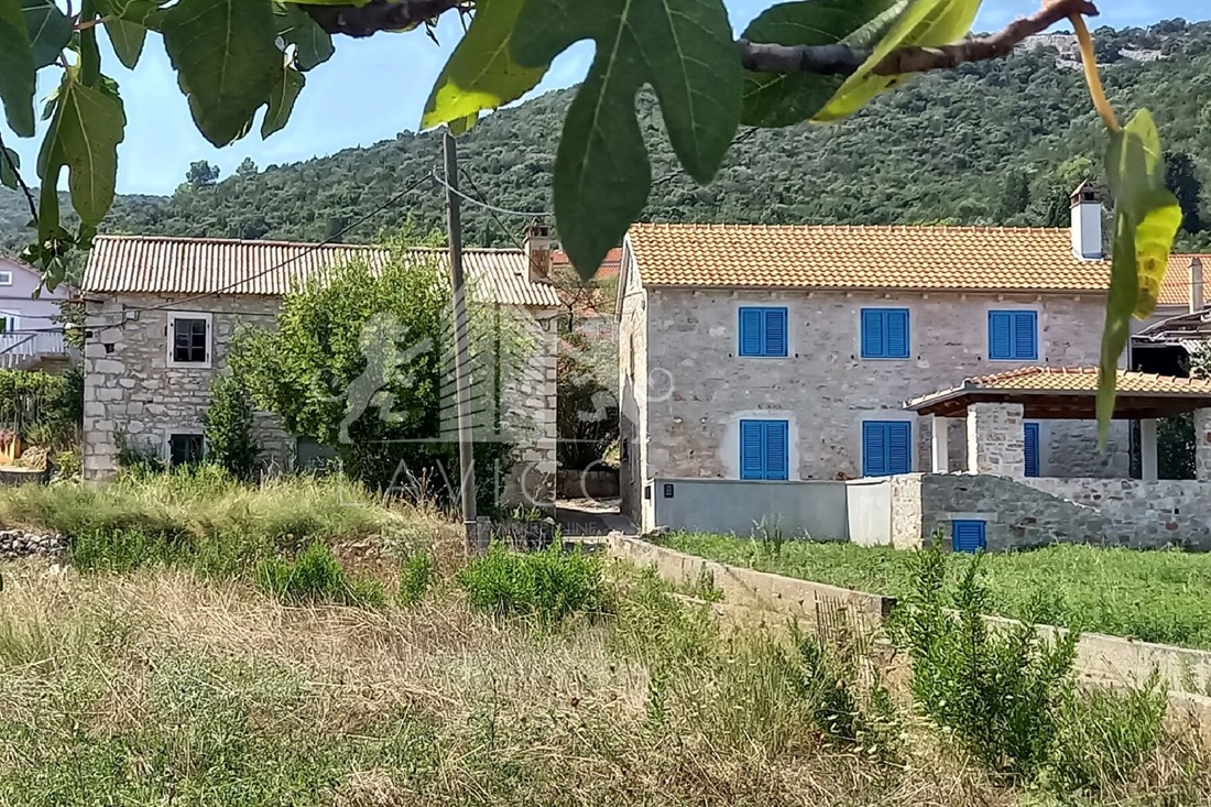 Top oglasi za nekretnine: Kamena kuća u prvom redu do mora za 140.000 €