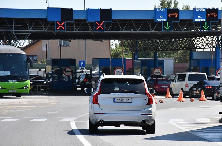 Policija u BiH otkrila bus pun migranata bez dokumenata, išli u Hrvatsku