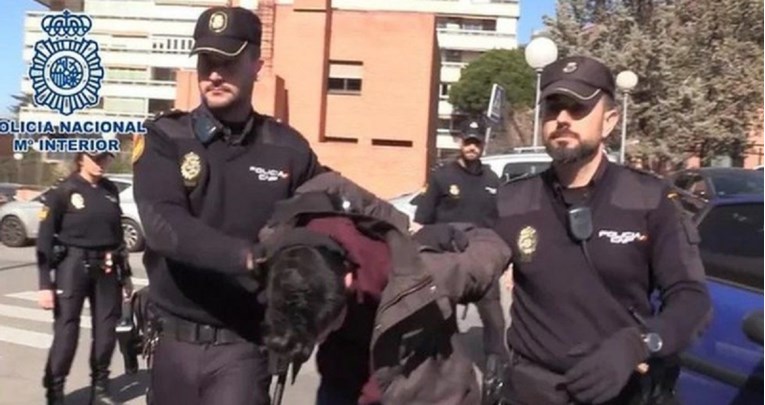 Mladić u Španjolskoj ubio majku, raskomadao je i pojeo, hranio i psa
