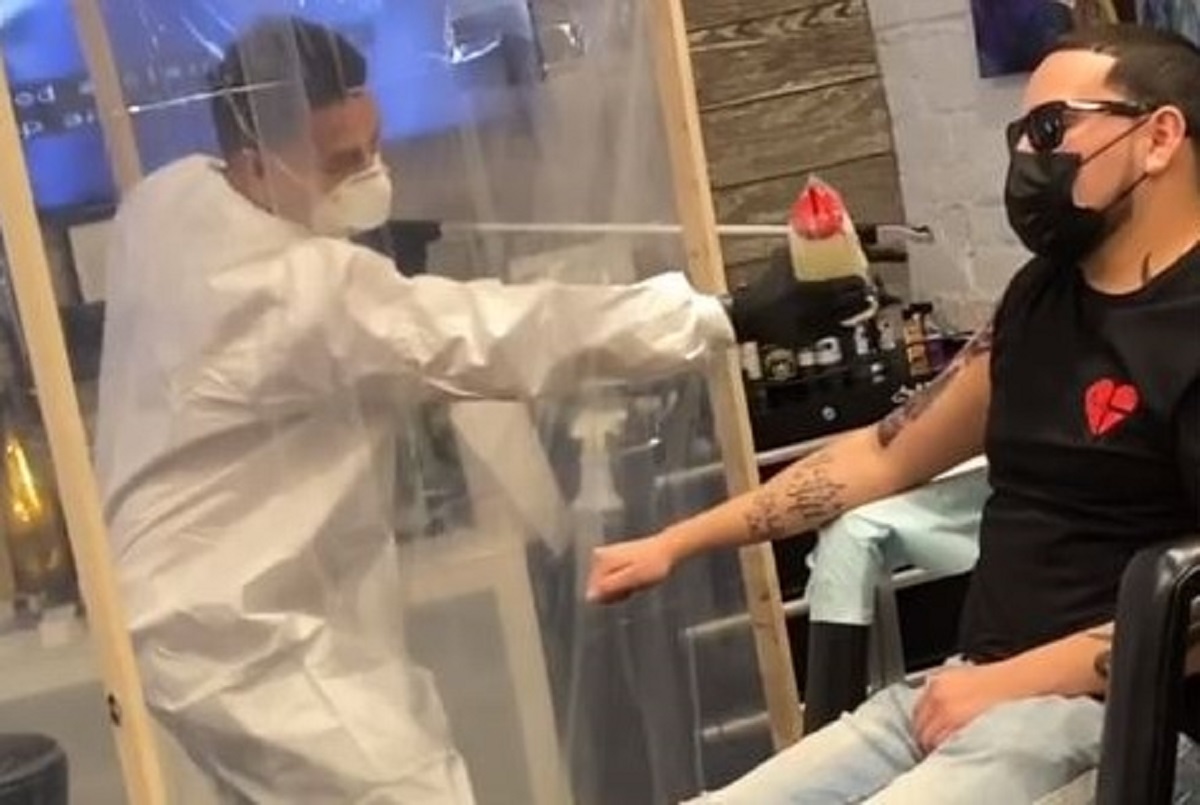 Tattoo majstor odbija prestati raditi, ali poduzeo je drastične mjere da se zaštiti