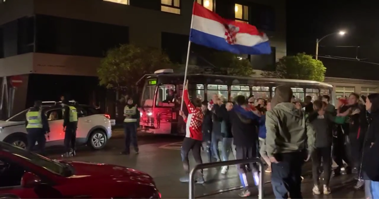 VIDEO Ludilo u Osijeku nakon pobjede Vatrenih, navijači pjevali Moju domovinu