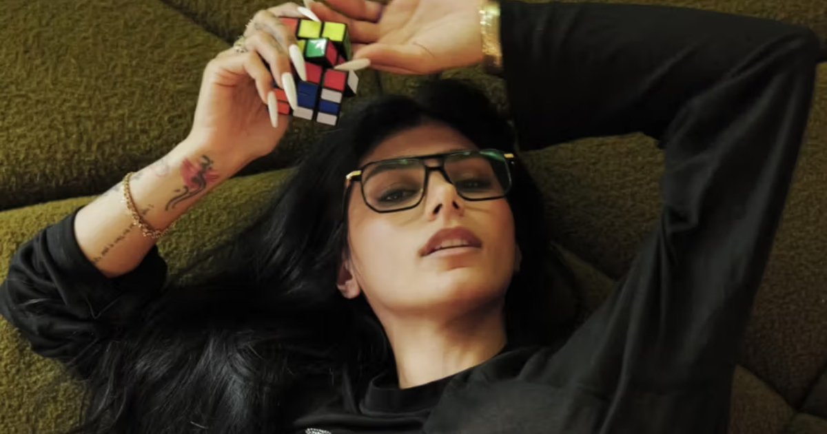 Mia Khalifa okrenula se modi, u Napulju lansira kolekciju kupaćih kostima