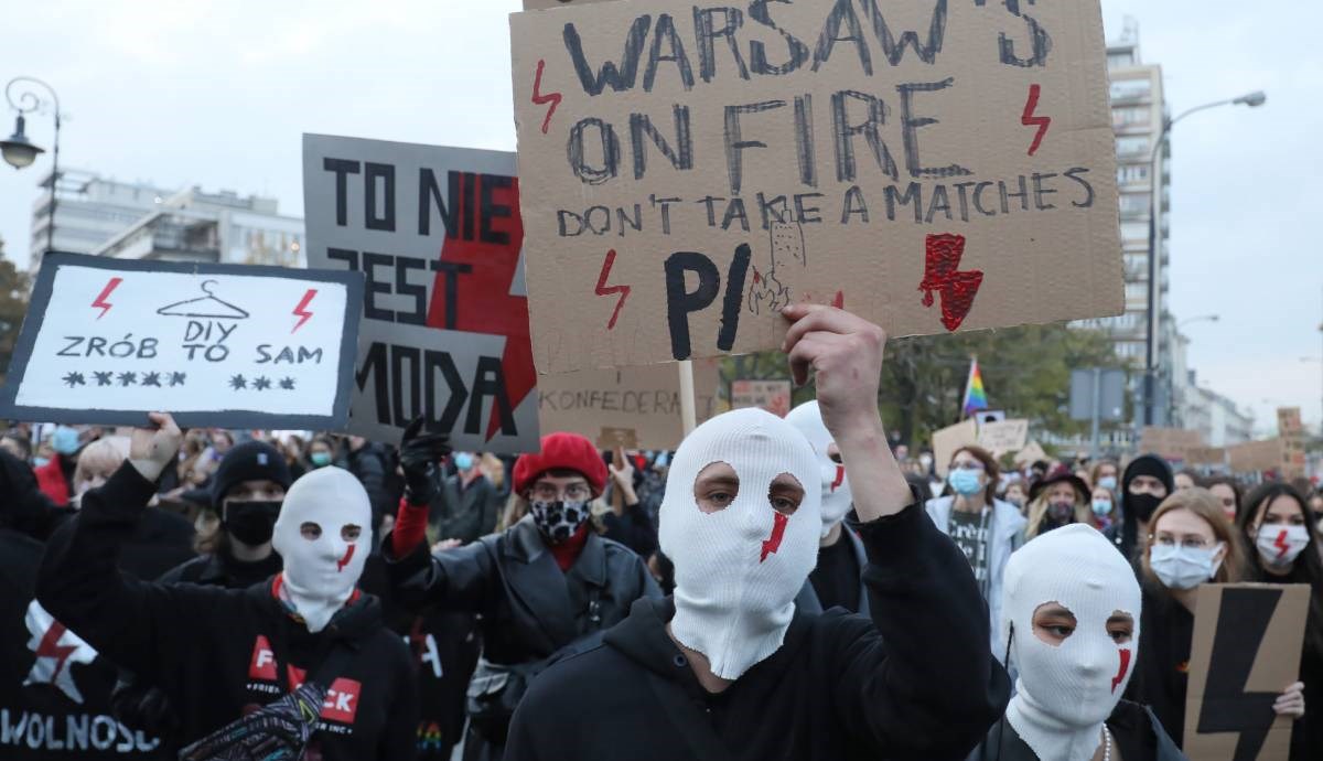 Prosvjednici upadaju u crkve u Poljskoj zbog zabrane pobačaja, vlasti im prijete