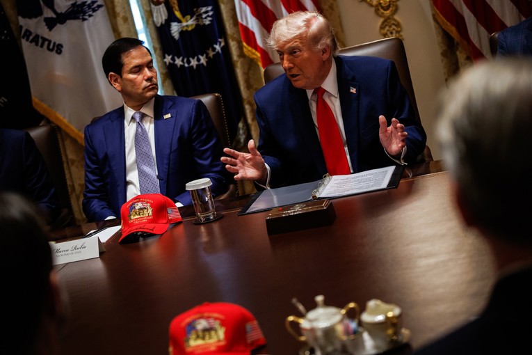 Trump ukinuo pomorsku blokadu o Hormuzu. Odgodio je odluku o dogovoru s Iranom